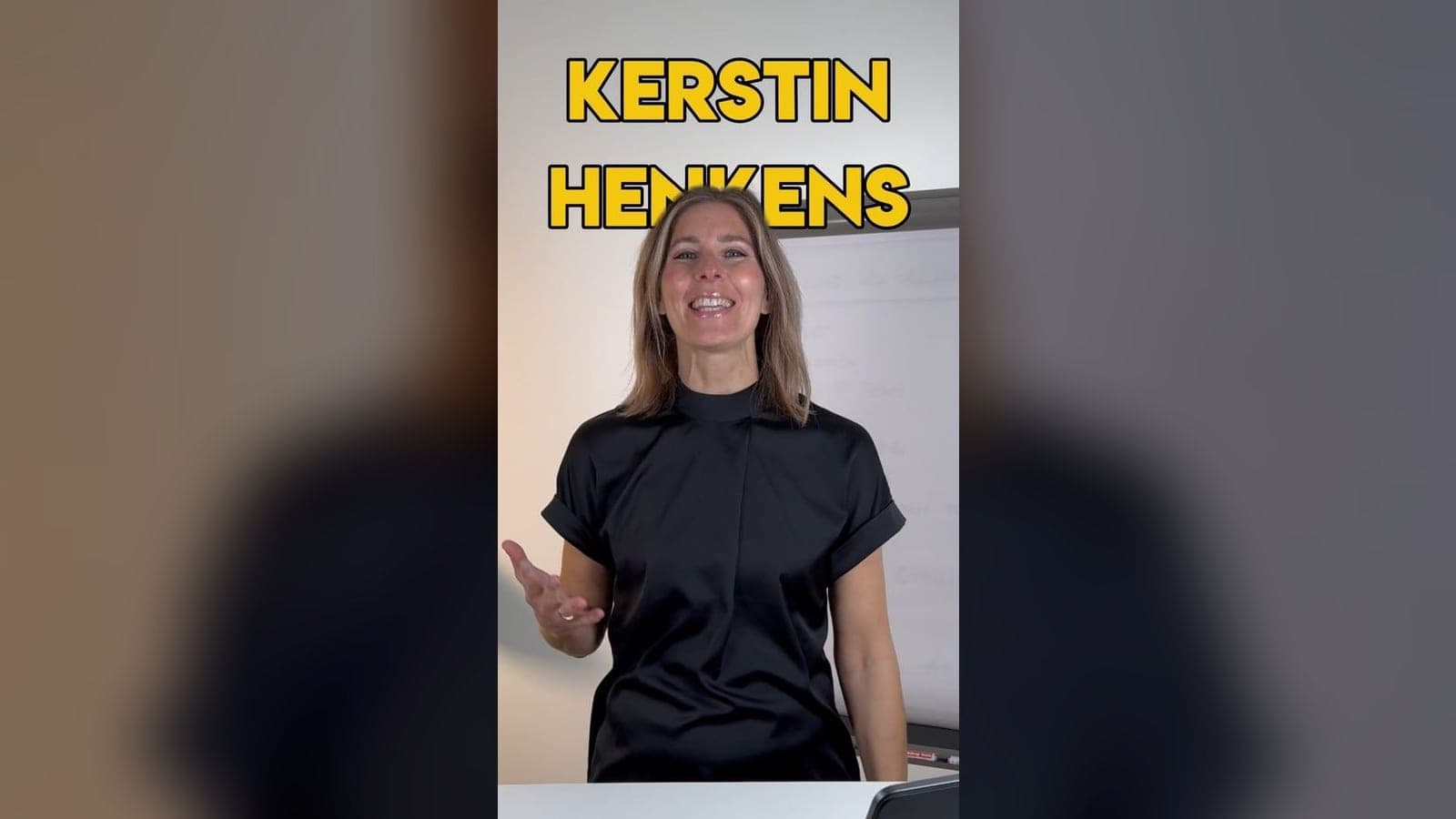 Trainerin vor der Kamera während einer Kursaufnahme